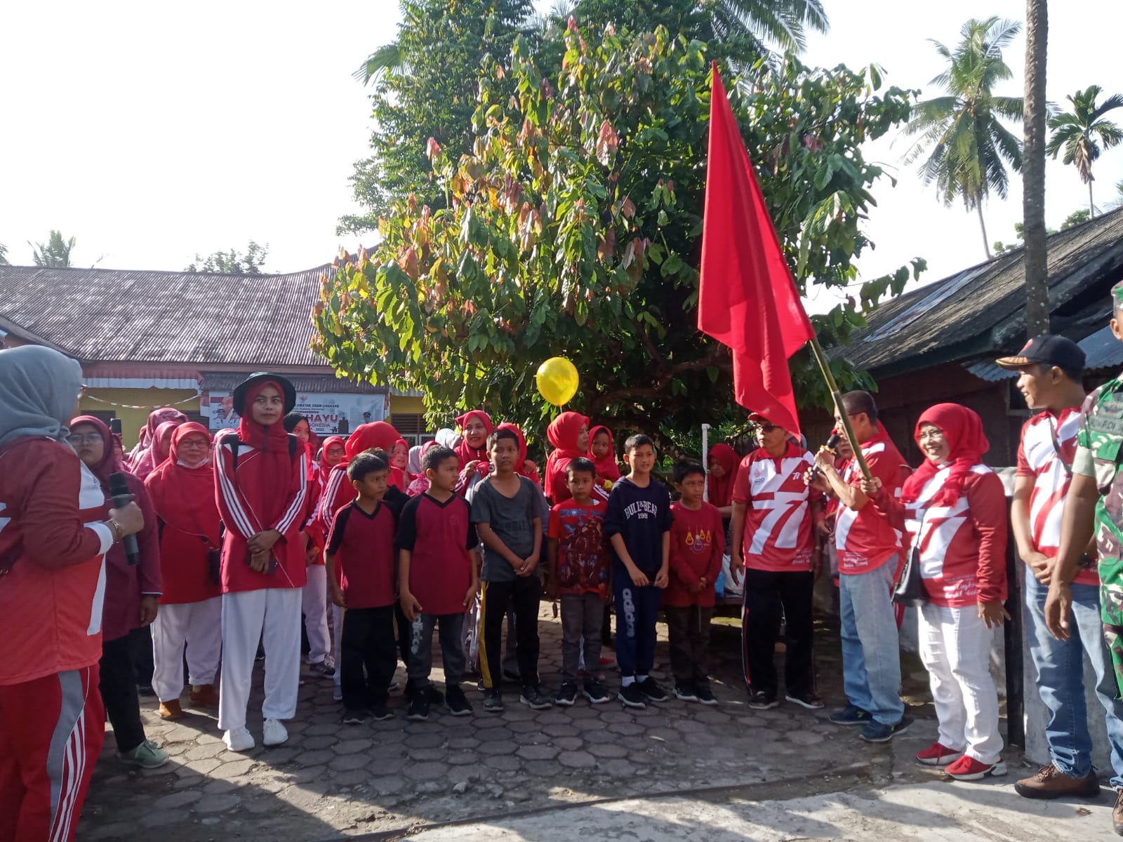 Gerak Jalan Jantung Sehat Kecamatan Enam Lingkung