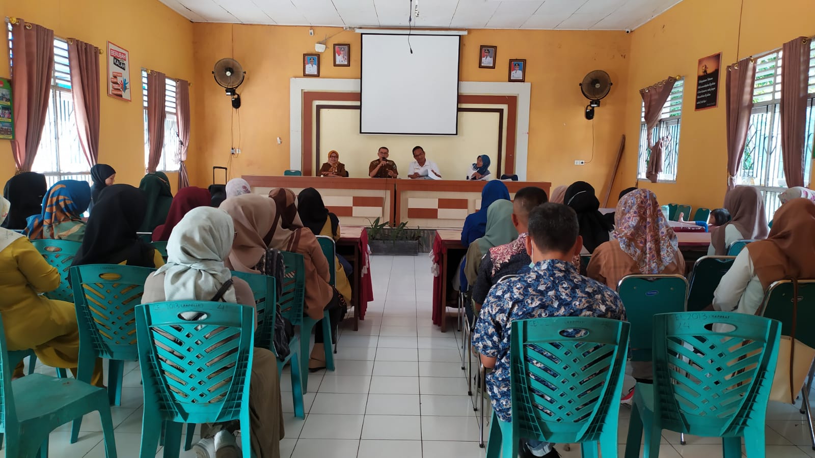 Pembekalan Bagi Petugas Pendataan Sosial Ekonomi Masyarakat Kec. Enam Lingkung