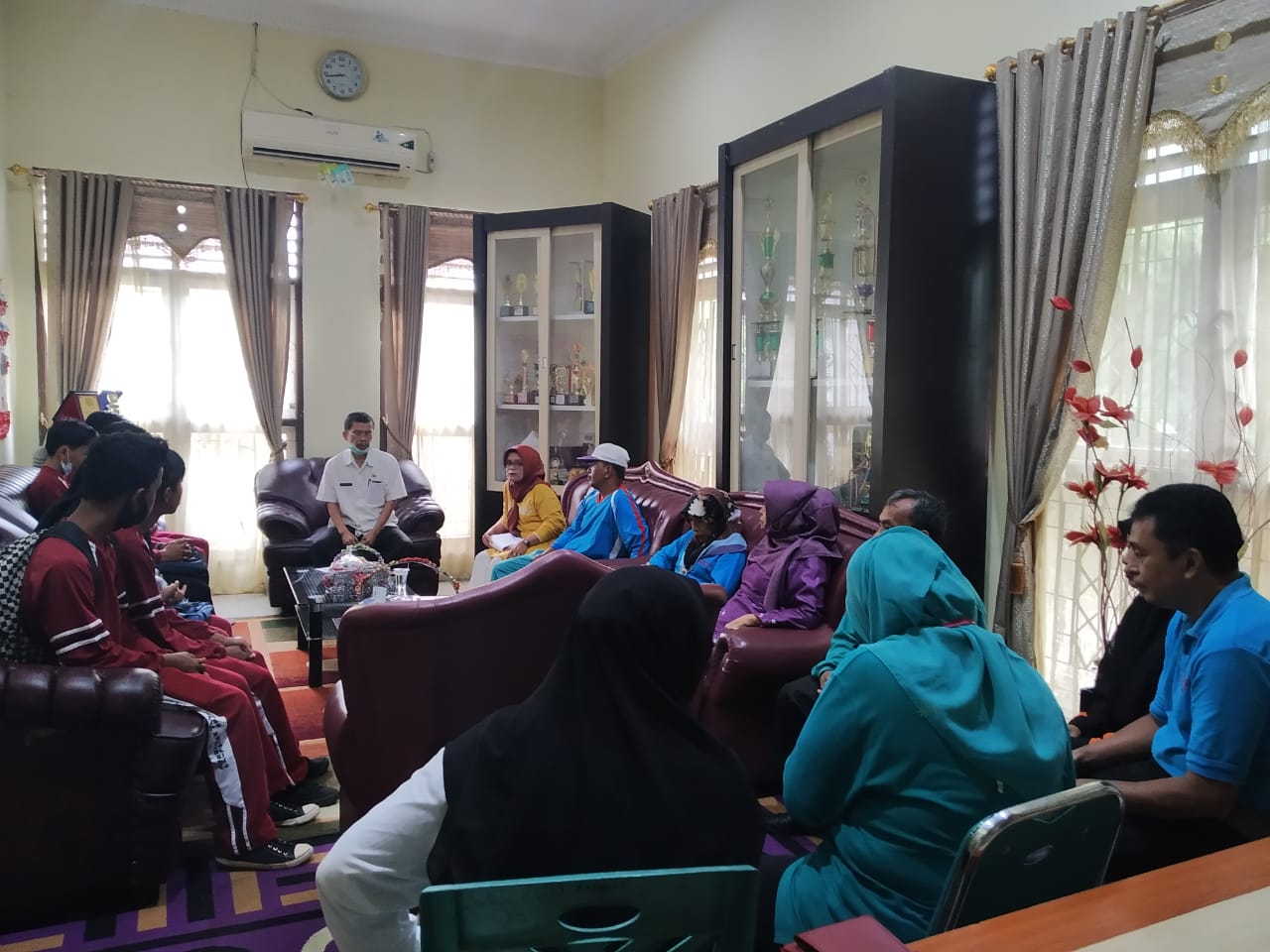 Rapat Staf Kantor Camat Enam Lingkung